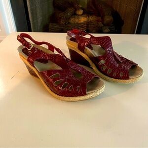 Earthies Red Snake Skin Wedges 9.5